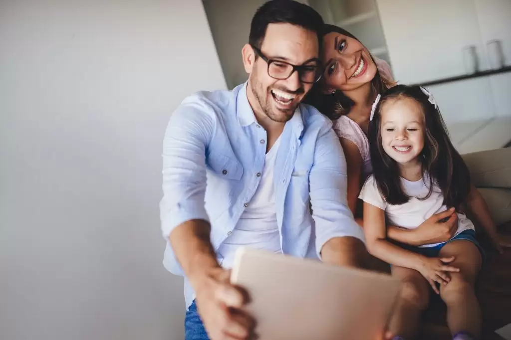familia feliz sabendo como funciona o programa minha casa minha vida